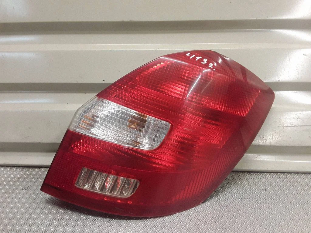 Aizmugurējais lukturis virsbūvē – Skoda Fabia Mk2 (5J) (2007-2014)