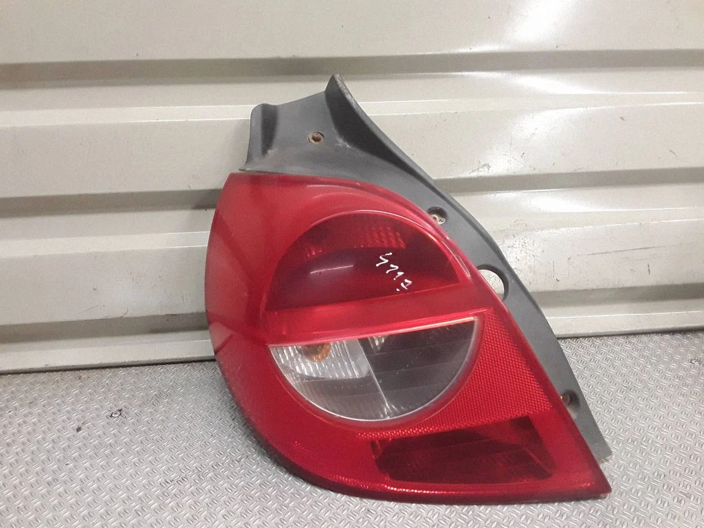 Lampa tylna w błotniku – lewa
