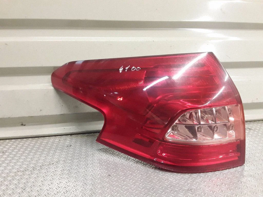 Lampa tylna w błotniku – lewa