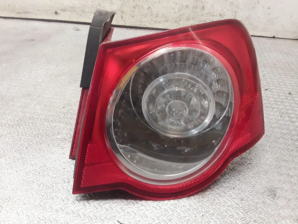 Lampa tylna w błotniku – Volkswagen Passat B5.5 (2001-2005)