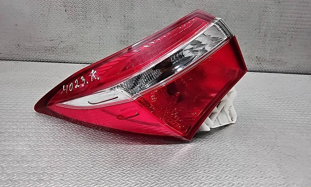 Lampa tylna w błotniku 154659425