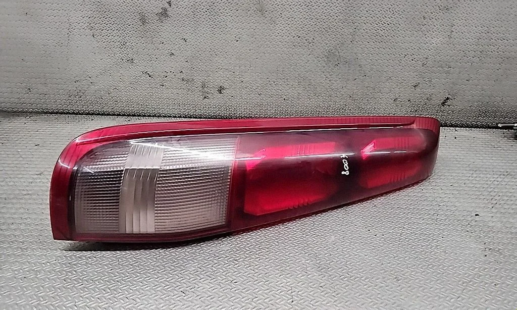 Lampa tylna w błotniku – lewa