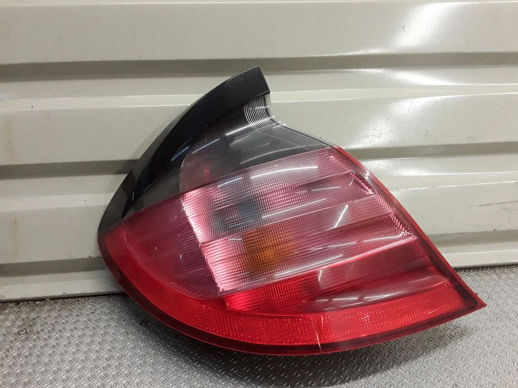 Lampa tylna w błotniku – Mercedes-Benz Klasa C W203 (2000-2007)