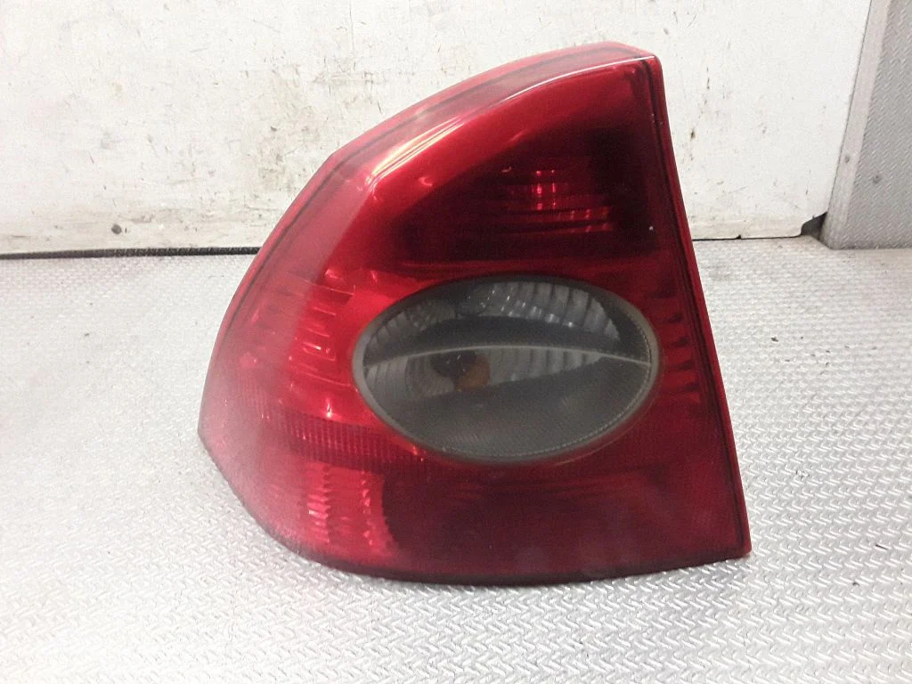 Aizmugurējais lukturis virsbūvē 5M5113405B
