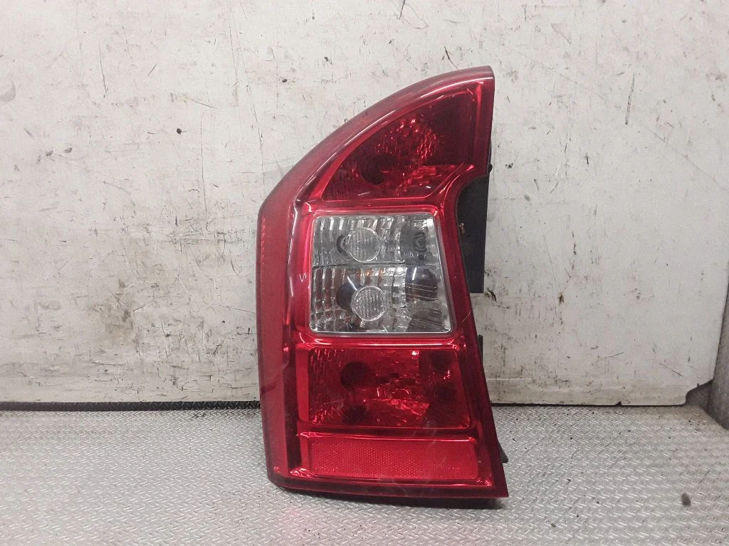 Lampa tylna w błotniku 92401100l