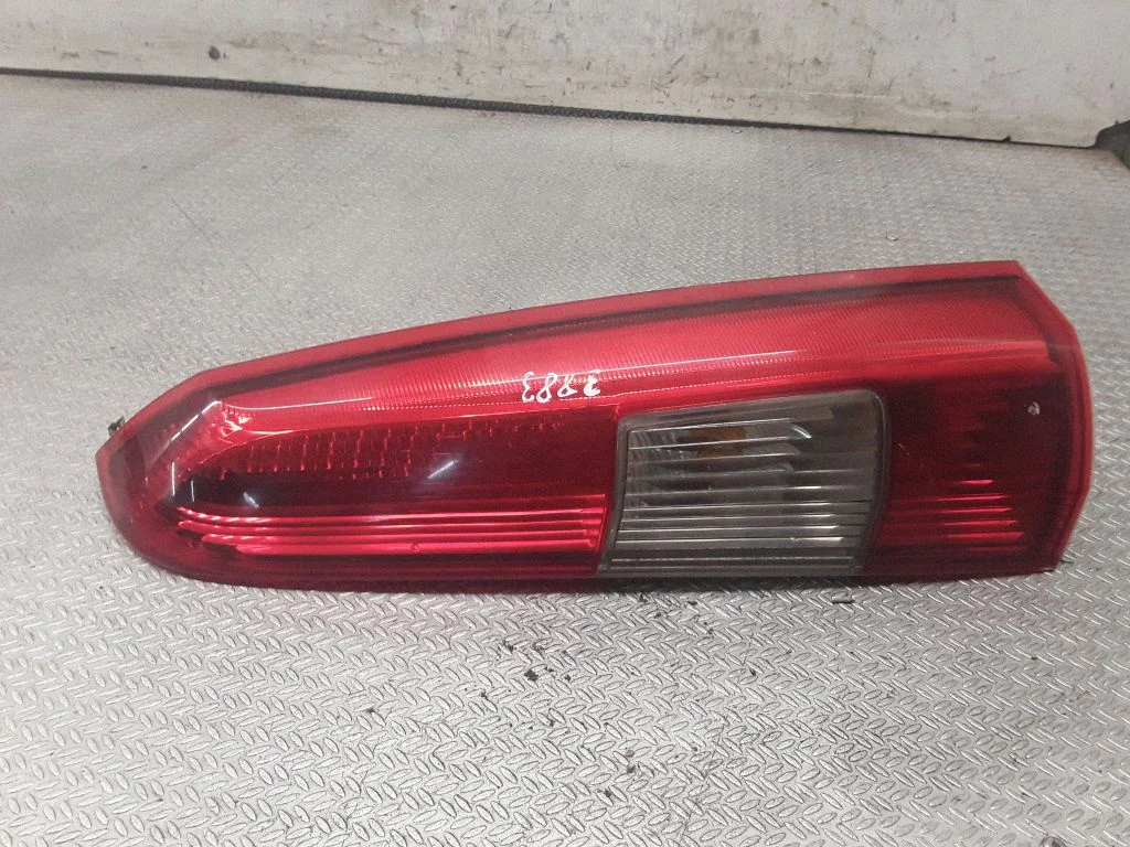 Aizmugurējais lukturis virsbūvē 9154494ECE