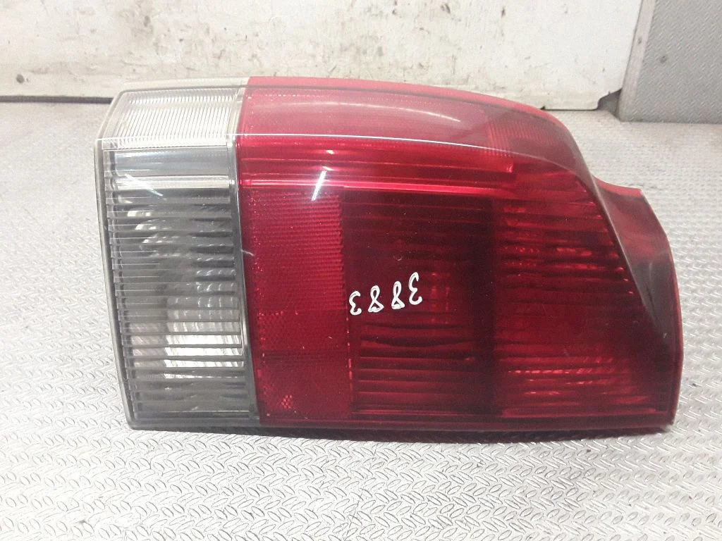 Lampa tylna w błotniku – Volvo V70 (2000-2004)