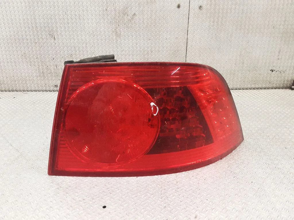 Aizmugurējais lukturis virsbūvē – Volkswagen Phaeton (2002-2016)
