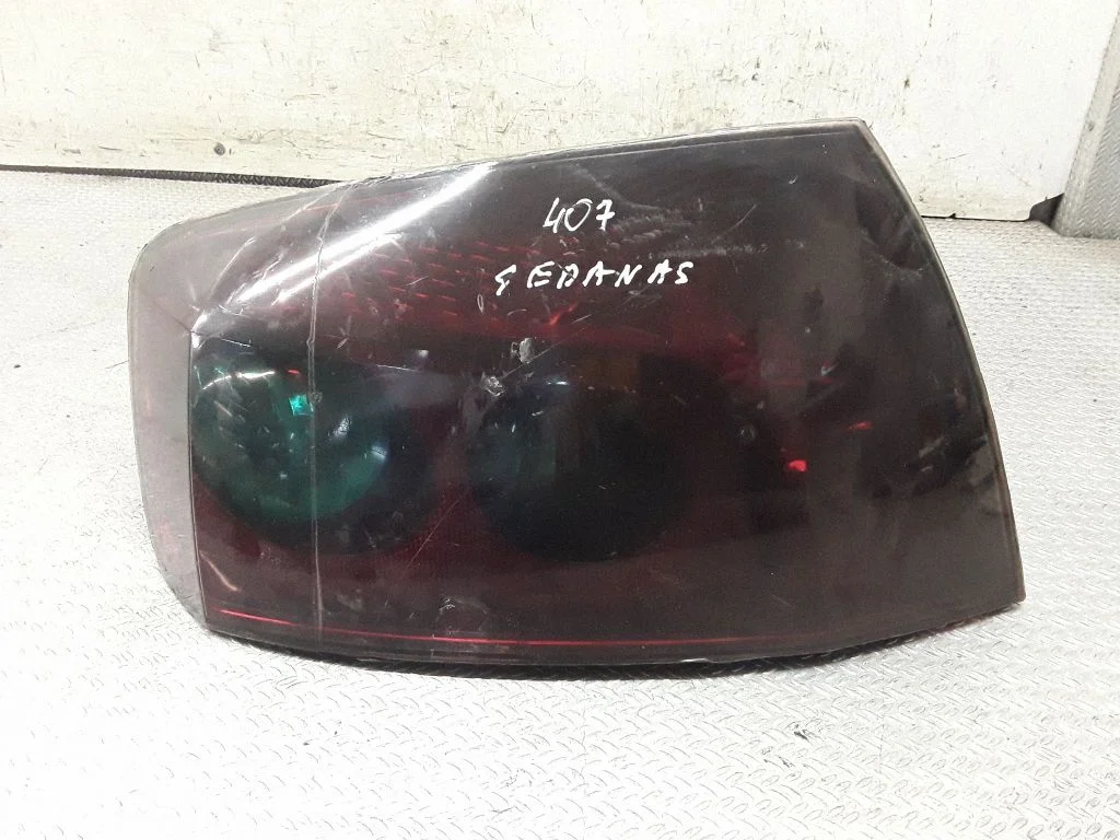 Lampa tylna w błotniku – lewa