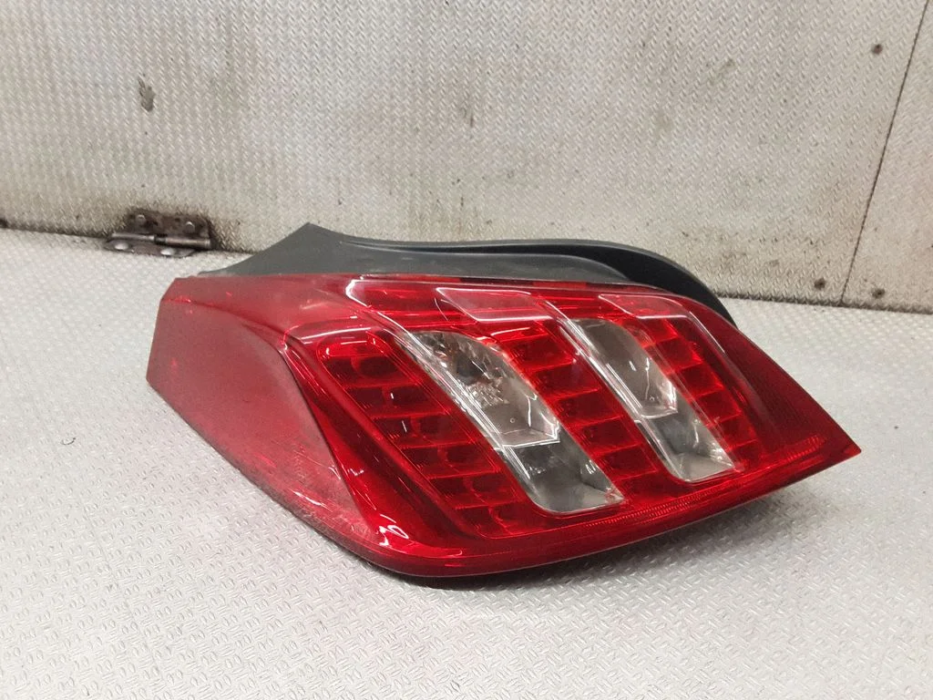 Aizmugurējais lukturis virsbūvē – Peugeot 508 RXH (2011-2018)