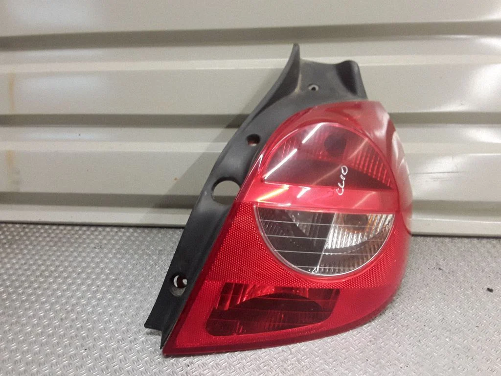 Lampa tylna w błotniku – Renault Clio III (2005-2012)