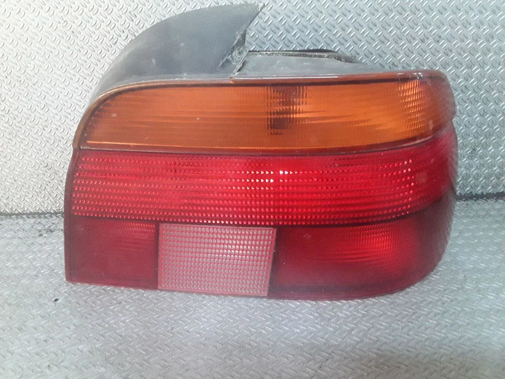 Lampa tylna w błotniku 8358032