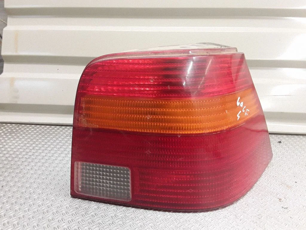 Lampa tylna w błotniku 1J6945096R