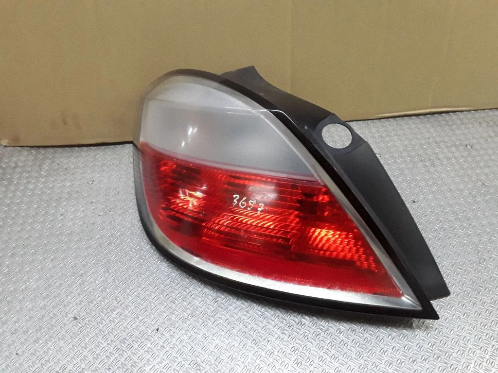 Lampa tylna w błotniku – Opel Astra H (2004-2012)