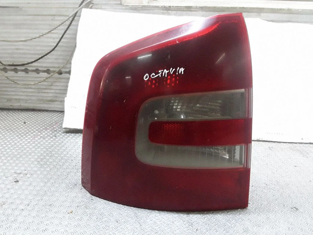 Lampa tylna w błotniku – Skoda Octavia Mk2 (1Z) (2004-2013)