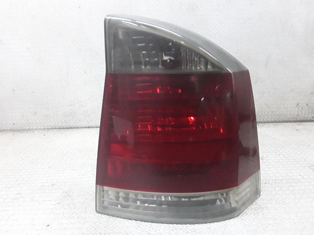 Lampa tylna w błotniku – Opel Vectra C (2002-2005)