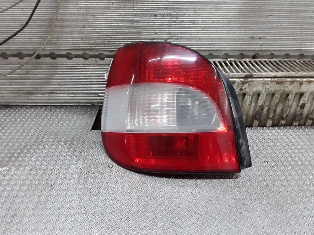 Rear/tail lights – left