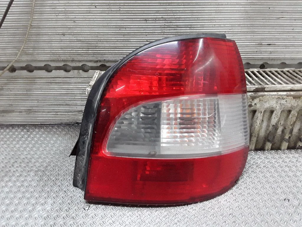 Rear/tail lights – right