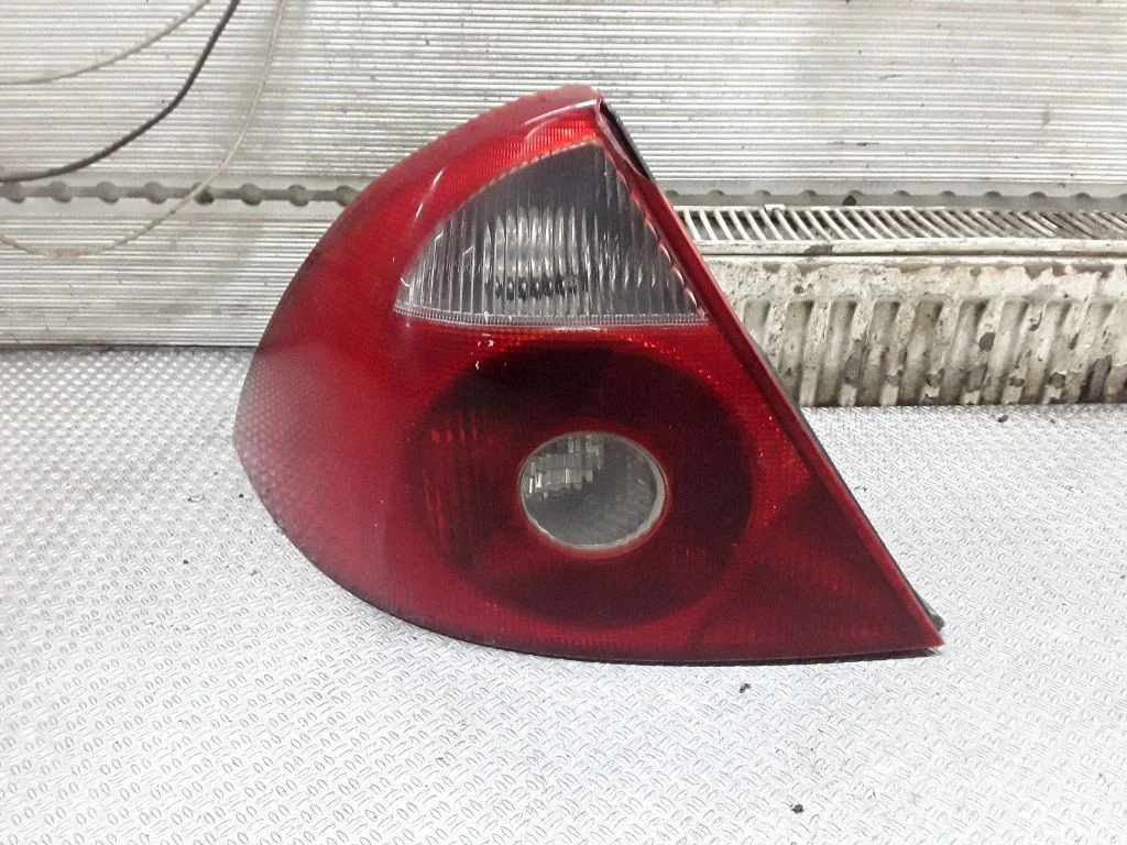 Lampa tylna w błotniku – Ford Mondeo Mk III (2000-2007)