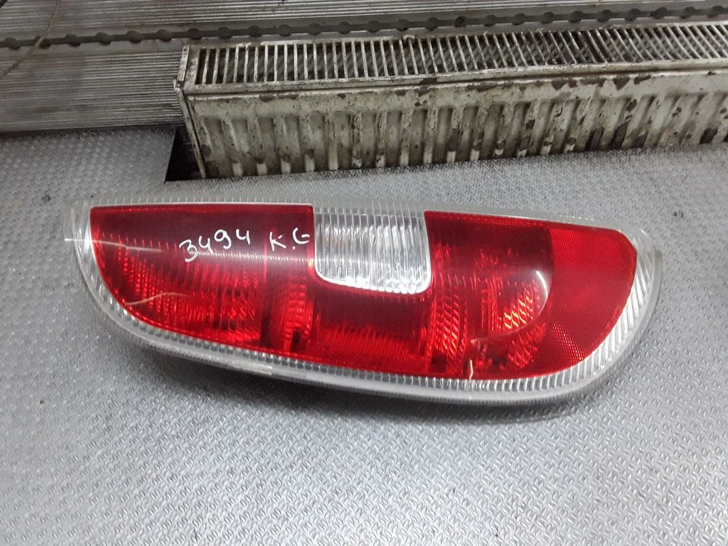 Lampa tylna w błotniku 5J7945095