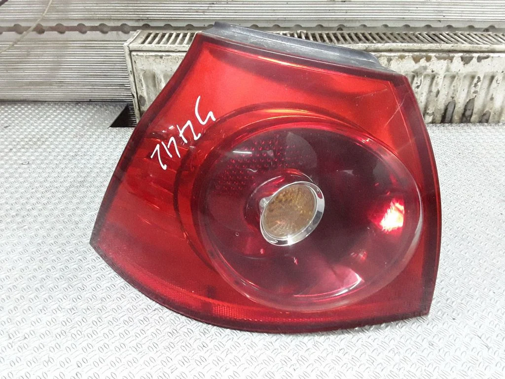 Lampa tylna w błotniku 1K6945111P