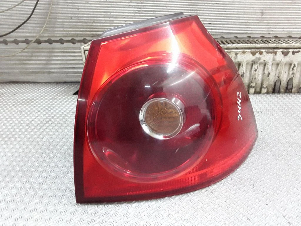 Lampa tylna w błotniku 1K6945112P