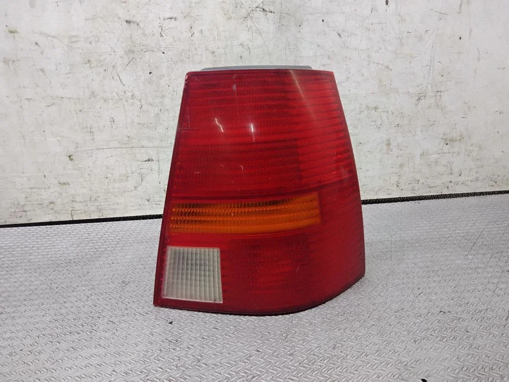 Lampa tylna w błotniku 1J9945075P