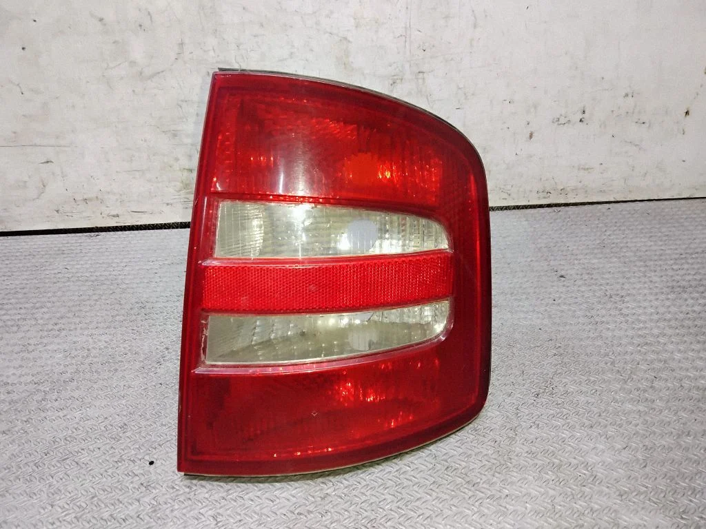 Lampa tylna w błotniku – Skoda Fabia Mk1 (6Y) (1999-2007)