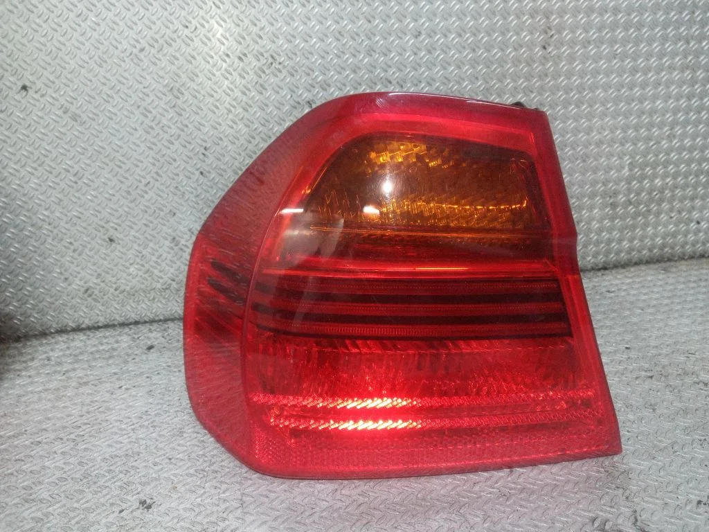Lampa tylna w błotniku 6937457