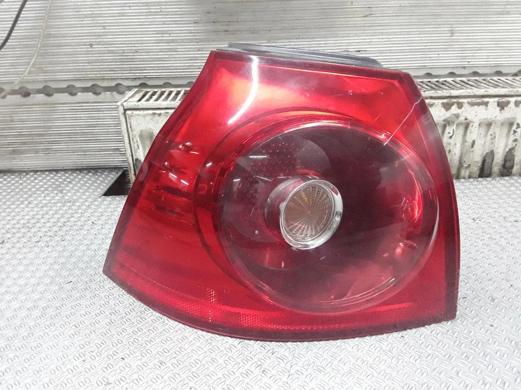 Lampa tylna w błotniku – Volkswagen Golf IV (1998-2005)