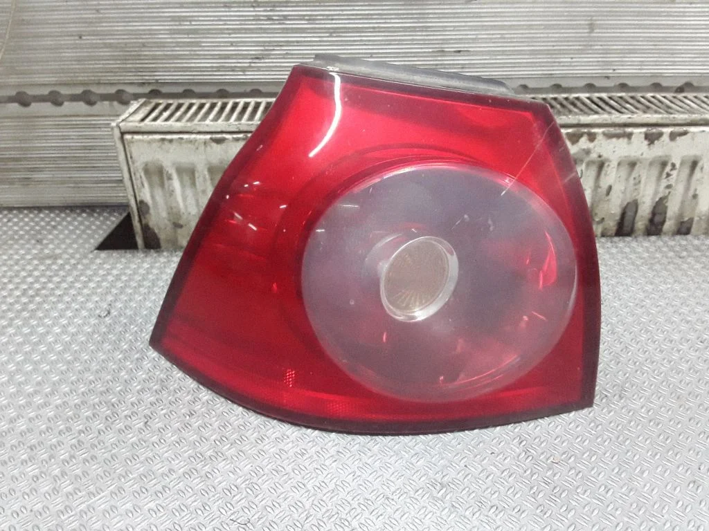Lampa tylna w błotniku – Volkswagen Golf IV (1998-2005)