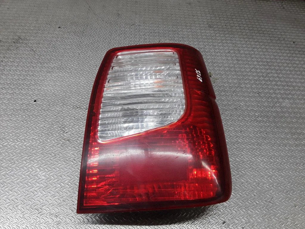 Aizmugurējais lukturis virsbūvē – KIA Joice (1999-2002), labā