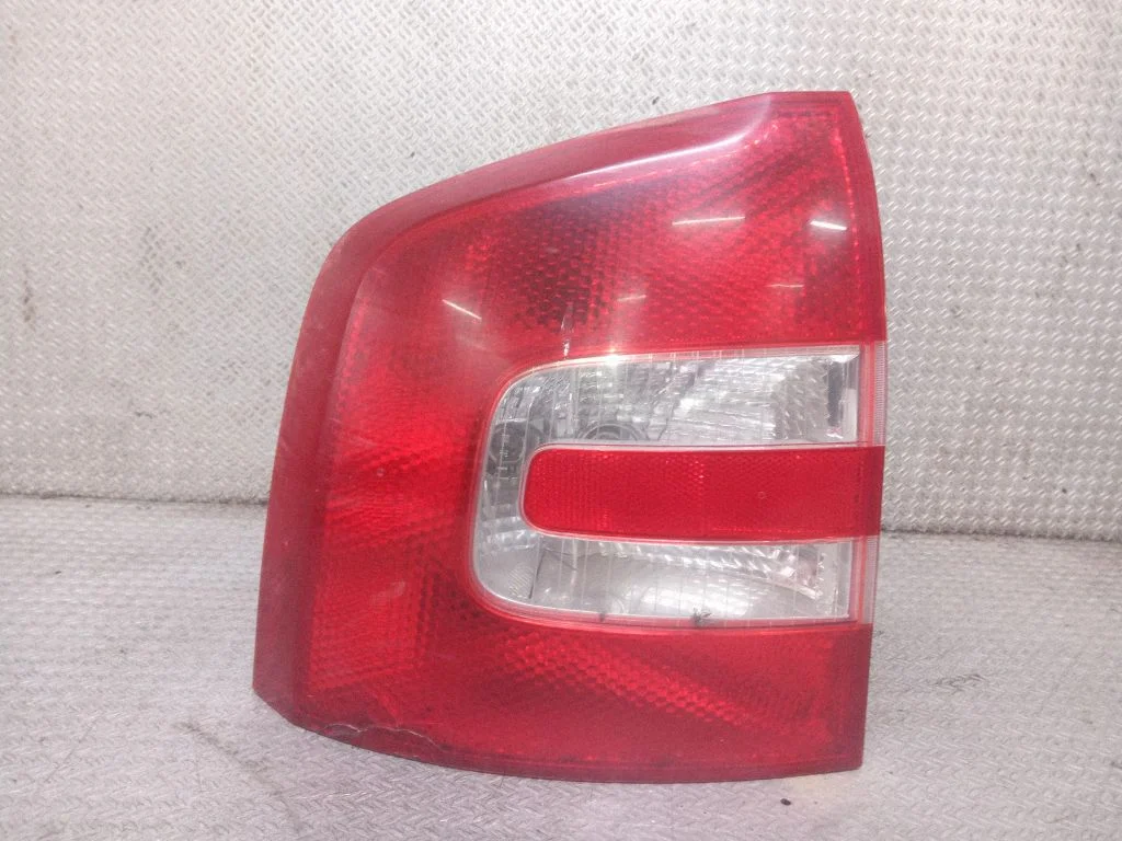 Lampa tylna w błotniku – Skoda Octavia Mk2 (1Z) (2004-2013)