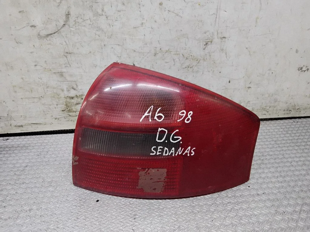 Aizmugurējais lukturis virsbūvē 4B5945096