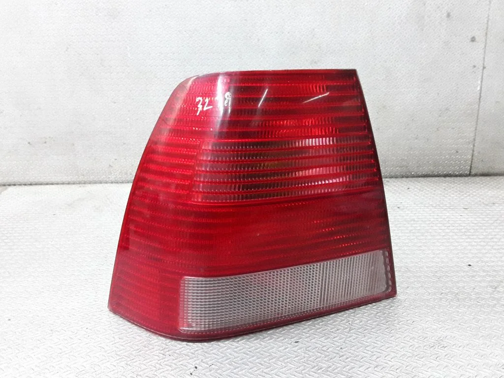Lampa tylna w błotniku 1J5945095AA