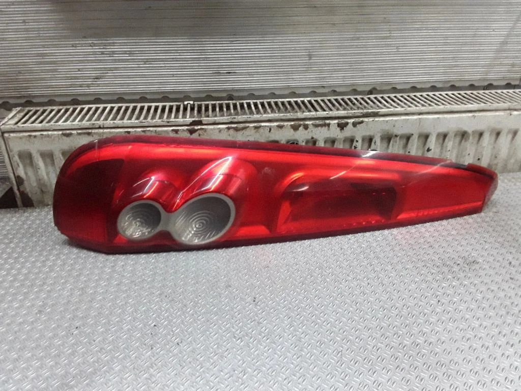 Lampa tylna w błotniku – lewa