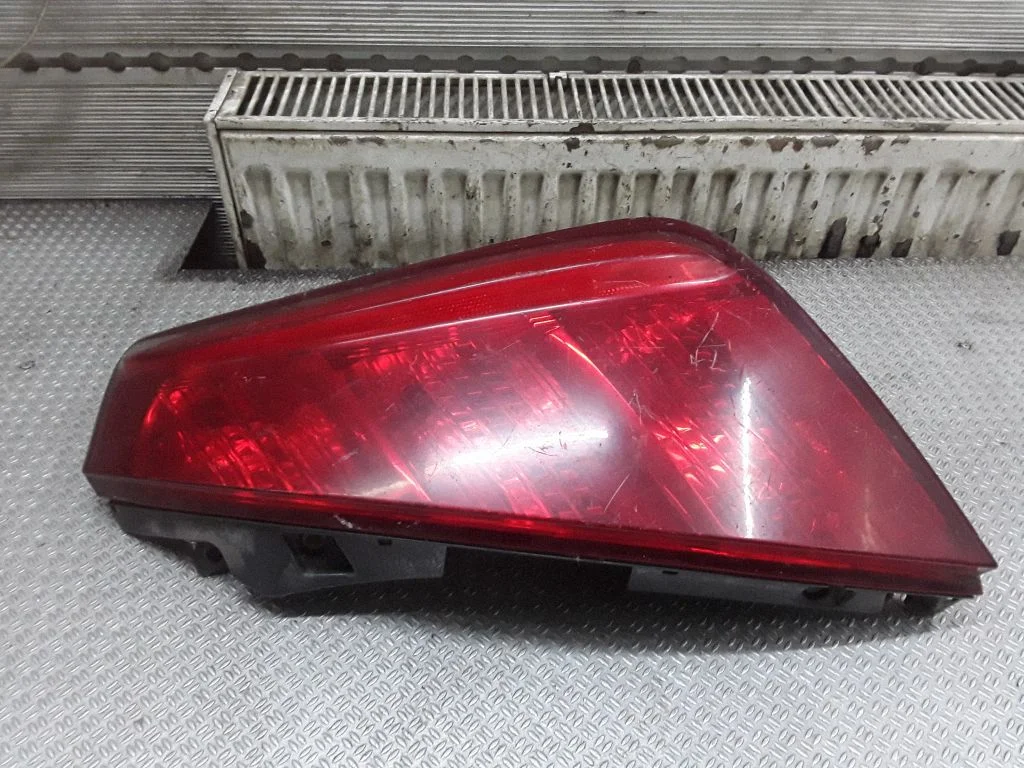 Aizmugurējais lukturis virsbūvē – Nissan Murano Z50 (2002-2008)