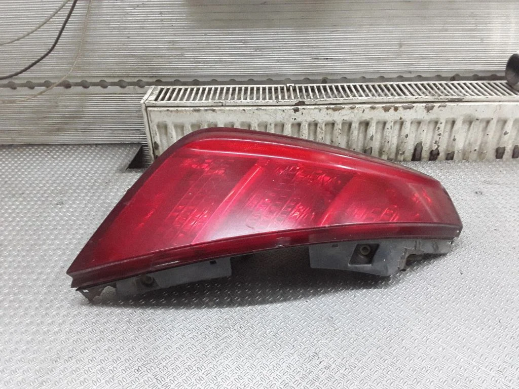 Aizmugurējais lukturis virsbūvē – Nissan Murano Z50 (2002-2008)