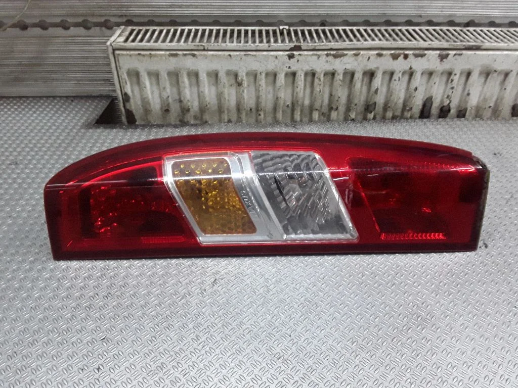 Aizmugurējais lukturis virsbūvē – LDV Maxus (2004-2009), labā