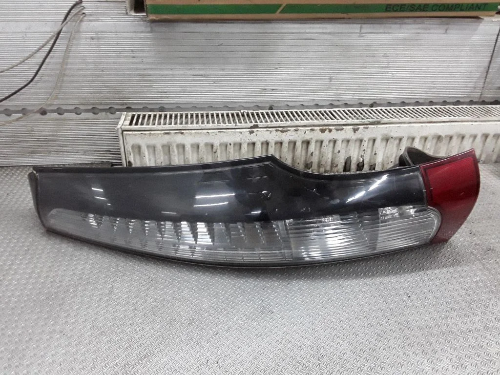 Aizmugurējais lukturis virsbūvē – Mitsubishi Grandis (2003-2011)