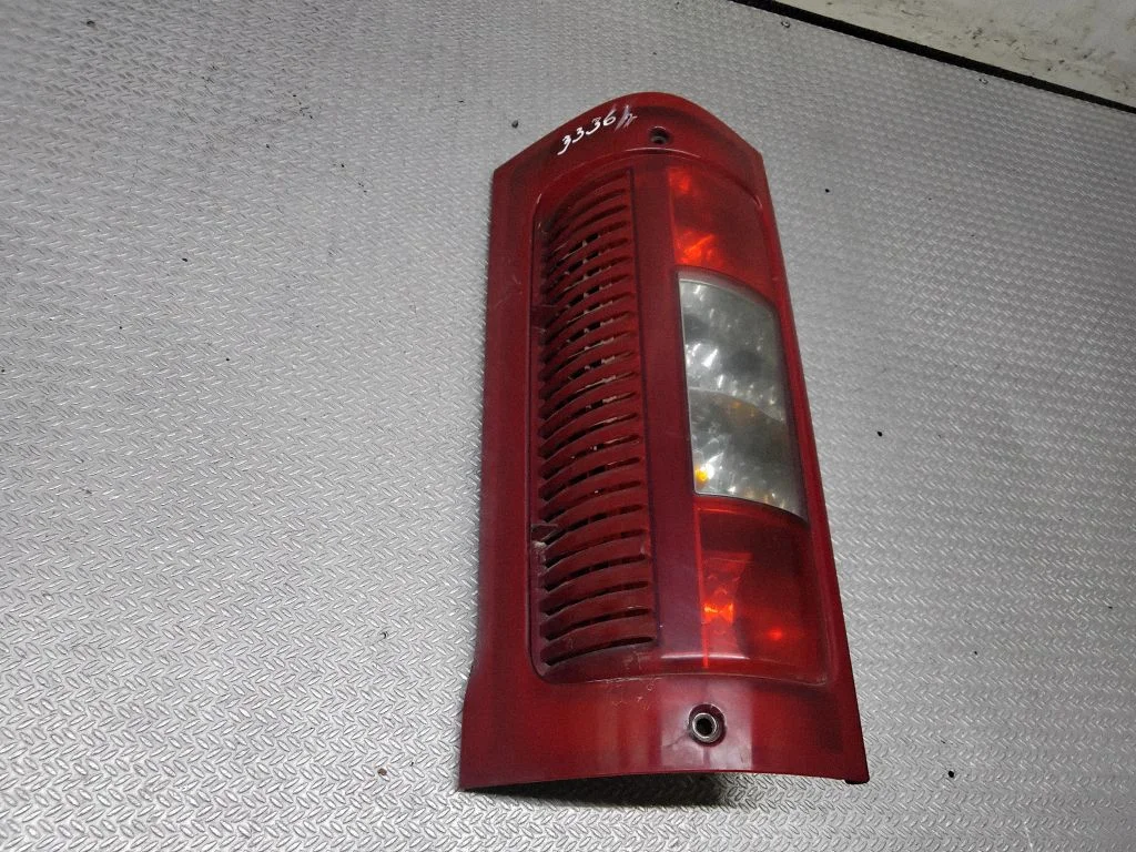 Aizmugurējais lukturis virsbūvē 1328428080