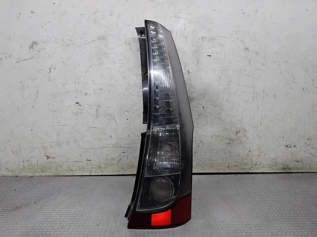 Aizmugurējais lukturis virsbūvē – Mitsubishi Grandis (2003-2011)
