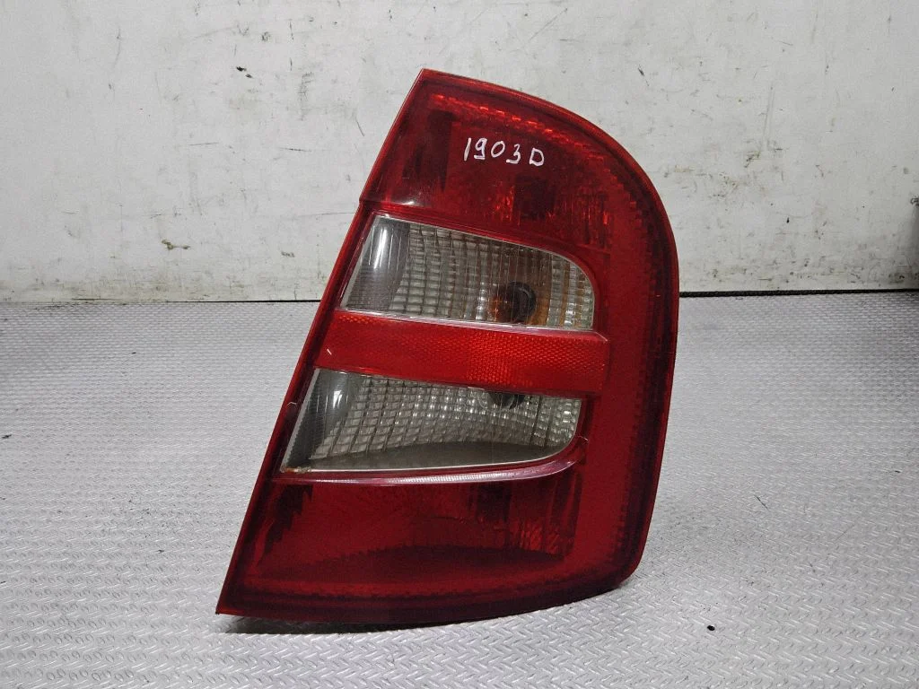 Lampa tylna w błotniku 6Y6945096B
