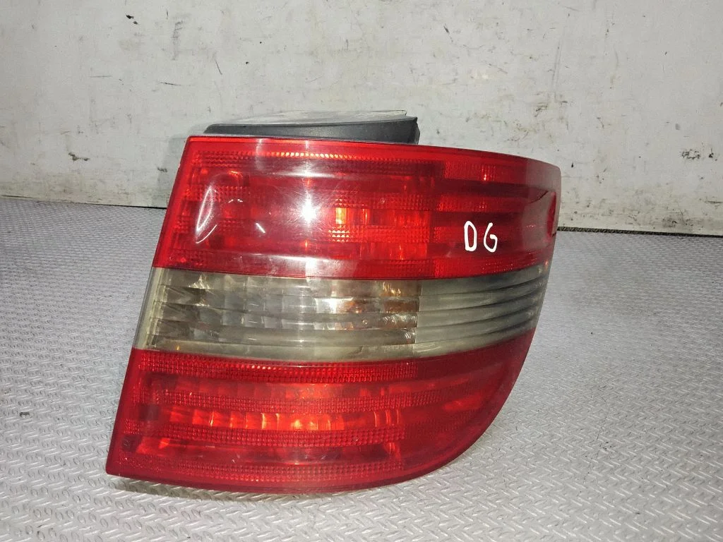 Lampa tylna w błotniku A1698200377