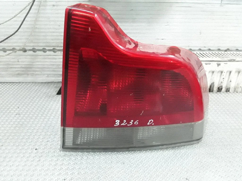 Lampa tylna w błotniku 8664080
