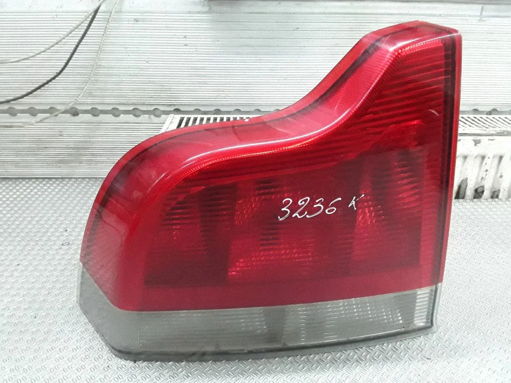 Lampa tylna w błotniku 8664079ECE