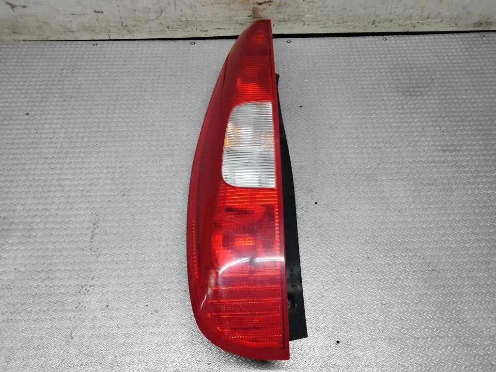 Lampa tylna w błotniku 27950112