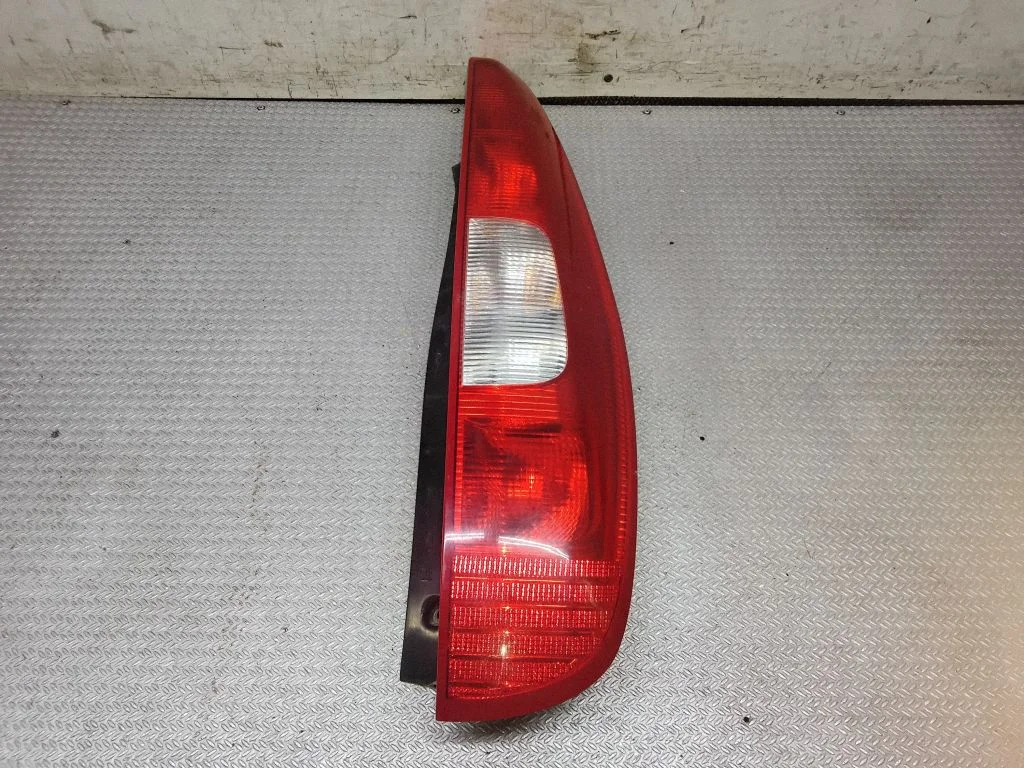 Lampa tylna w błotniku 27950214