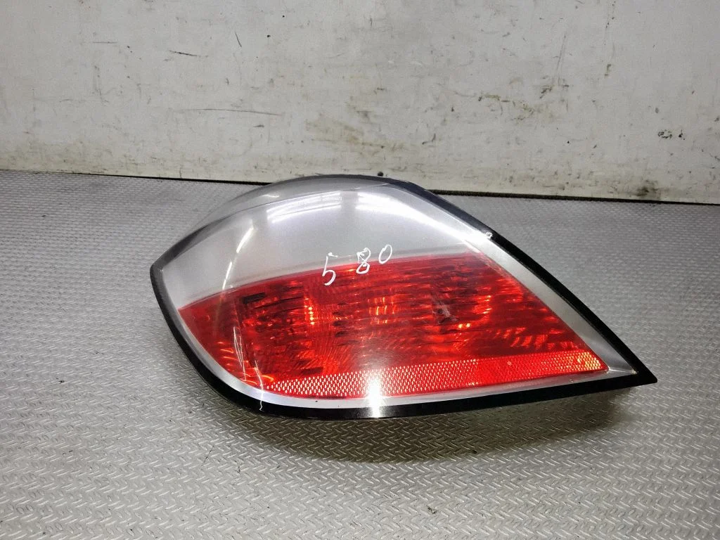 Lampa tylna w błotniku – Opel Astra H (2004-2012)