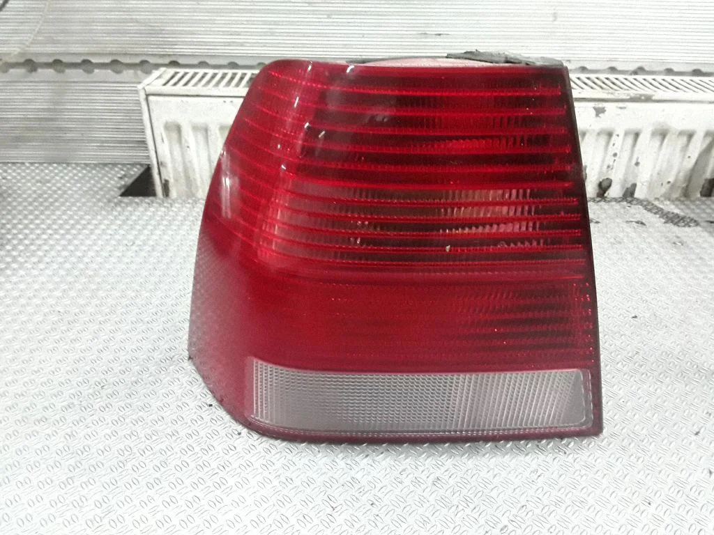 Lampa tylna w błotniku 1J5945095AA